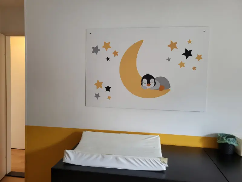 Okergele babykamer met pinguin op de maan op canvasdoek